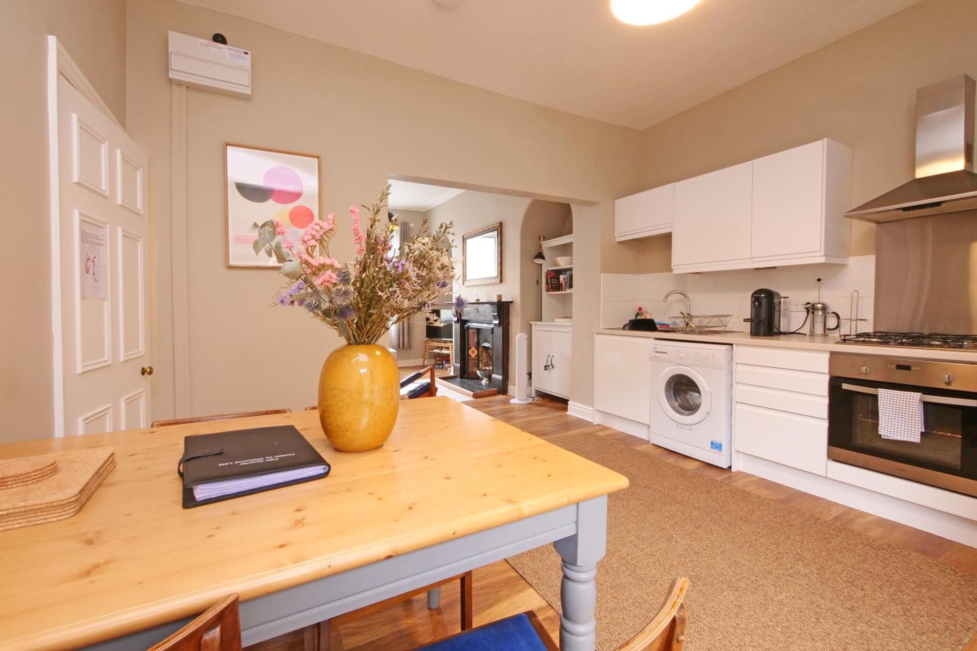 Fifth Quarter Apartment With Free Parking York Esterno foto